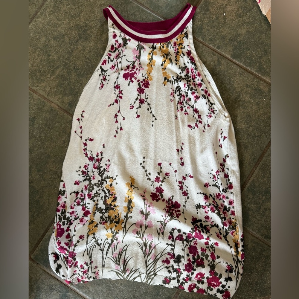 🎀3/$25🎀 Daniel Rainn Burgundy and White Floral Top